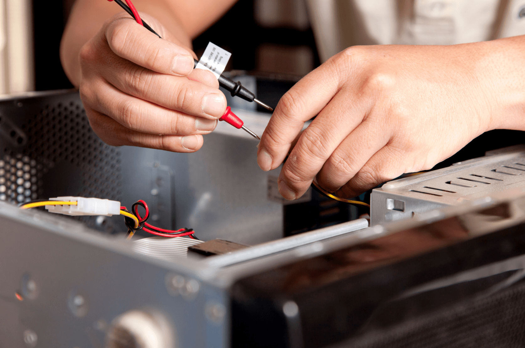El mantenimiento correctivo de computadoras es la reparación y sustitución de los componentes de hardware y software que se averían. Los ordenadores con el uso pueden producir fallos y los programas y aplicaciones hacerse lentos debido al movimiento continuo de datos.