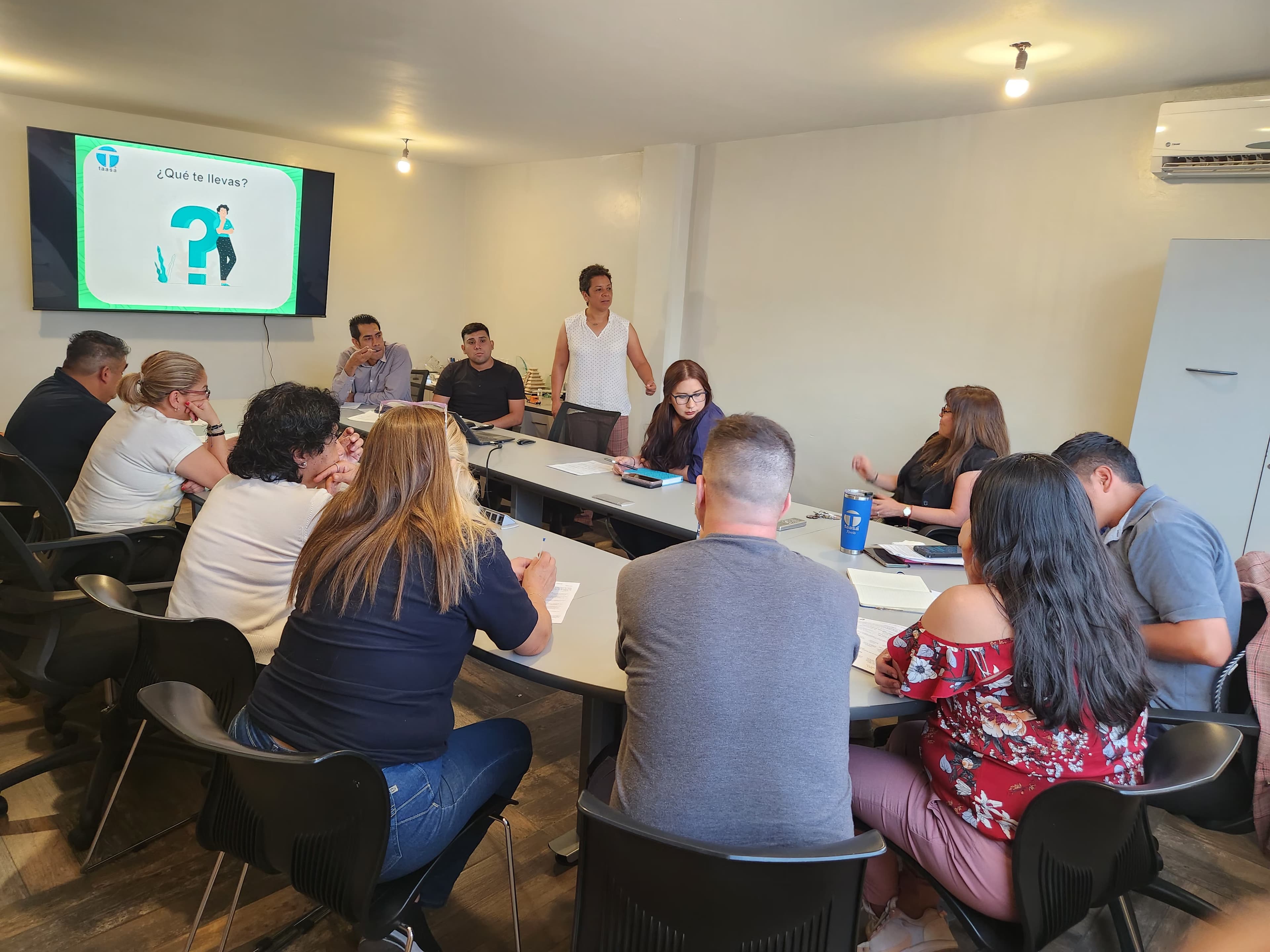 Forma líderes que transforman equipos y resultados. Programas a medida — con DC3 incluido — más un acompañamiento profesional que alinea liderazgo, bienestar y desempeño en toda tu organización.