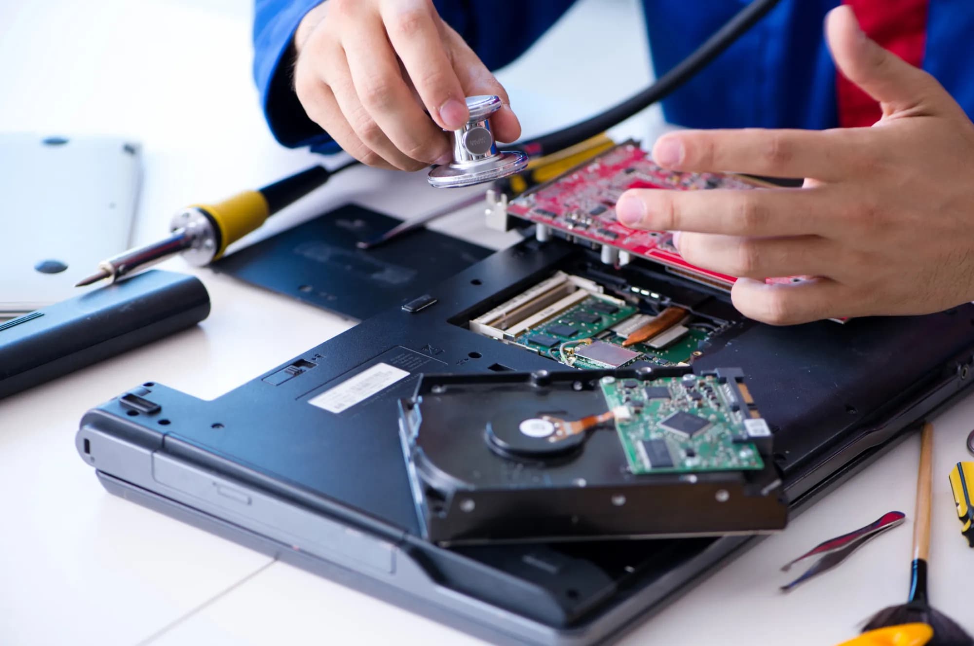 Mantén tus sistemas operando sin interrupciones. Soporte técnico especializado que previene fallas antes de que afecten tu productividad y tus datos.