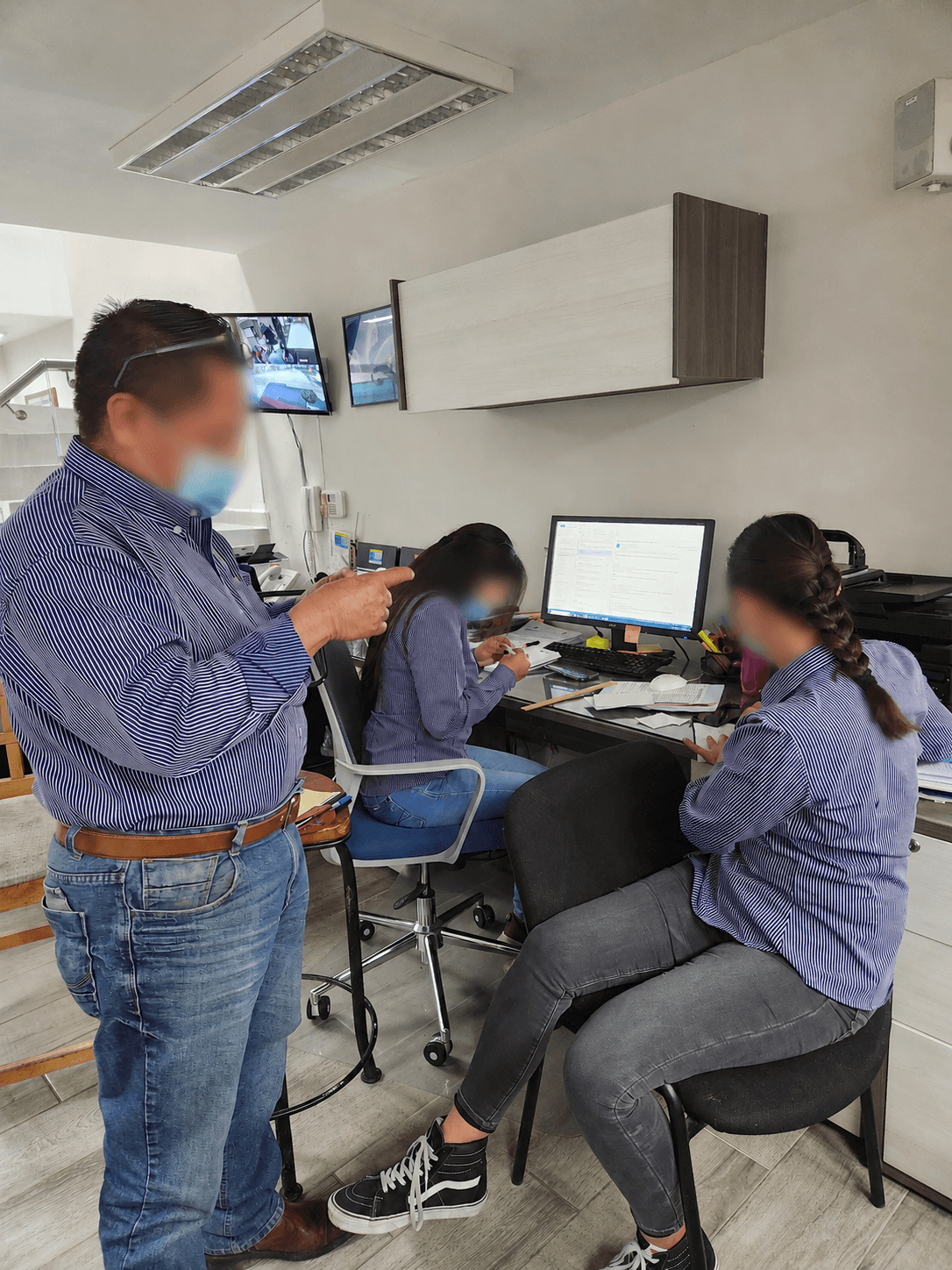 Evita conflictos con la autoridad y aprovecha cada beneficio fiscal disponible. Asesoría especializada, ejecución de trámites y capacitación de tu equipo en un solo programa.