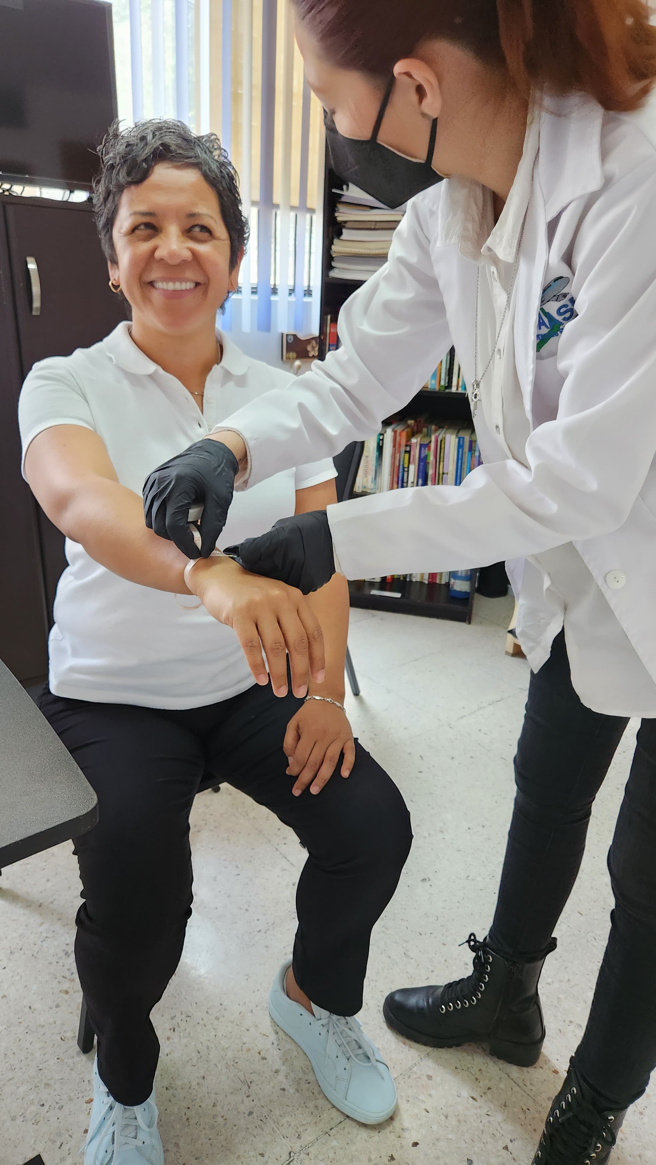 Programa de medicina integral con cuatro frentes coordinados — laboratorio, médica, nutricional y psicológica — alineado con NOM-035 y NOM-043 para reducir ausentismo, retener talento e incrementar productividad.
